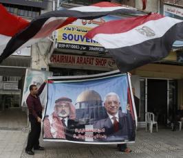 بالصور: فلسطينيون يعبرون عن فرحتهم بانهاء الانقسام بالصور والمجسمات