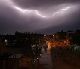 شاهد بالصور: البرق يضرب مدينة غزة خلال عاصفة رعدية إجتاحت القطاع