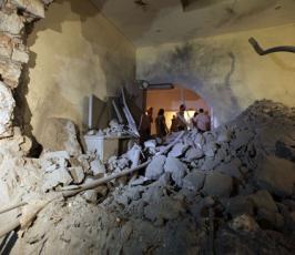 بالصور:نجاة القذافي ومقتل نجله سيف العرب وثلاثة من أحفاده في غارة على منزله