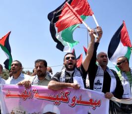 بالصور: بالذكرى العاشرة لهم : مبعدو كنيسة المهد يتظاهرون أمام معبر بيت حانون