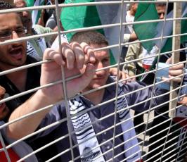 بالصور: بالذكرى العاشرة لهم : مبعدو كنيسة المهد يتظاهرون أمام معبر بيت حانون