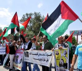 بالصور: بالذكرى العاشرة لهم : مبعدو كنيسة المهد يتظاهرون أمام معبر بيت حانون