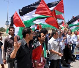 بالصور: بالذكرى العاشرة لهم : مبعدو كنيسة المهد يتظاهرون أمام معبر بيت حانون