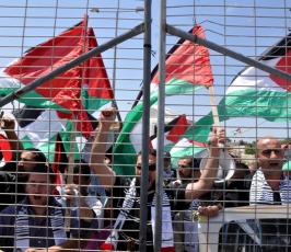 بالصور: بالذكرى العاشرة لهم : مبعدو كنيسة المهد يتظاهرون أمام معبر بيت حانون