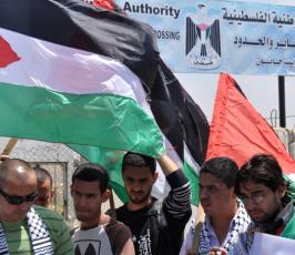 بالصور: بالذكرى العاشرة لهم : مبعدو كنيسة المهد يتظاهرون أمام معبر بيت حانون
