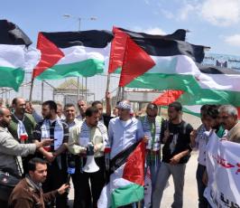 بالصور: بالذكرى العاشرة لهم : مبعدو كنيسة المهد يتظاهرون أمام معبر بيت حانون