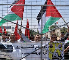 بالصور: بالذكرى العاشرة لهم : مبعدو كنيسة المهد يتظاهرون أمام معبر بيت حانون