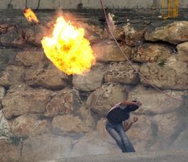 بالصور : مواجهات عنيفة بين شبان مقدسين وجنود الاحتلال في مدينة القدس