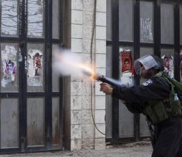 بالصور : مواجهات عنيفة بين شبان مقدسين وجنود الاحتلال في مدينة القدس