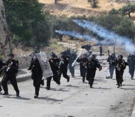 بالصور : مواجهات عنيفة بين شبان مقدسين وجنود الاحتلال في مدينة القدس