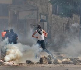 بالصور : مواجهات عنيفة بين شبان مقدسين وجنود الاحتلال في مدينة القدس