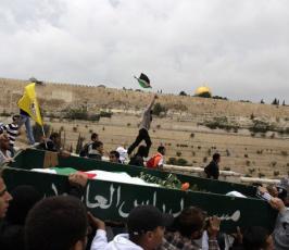 بالصور: تشييع أول شهيد فلسطيني في « الانتفاضة الثالثة » بالقدس 