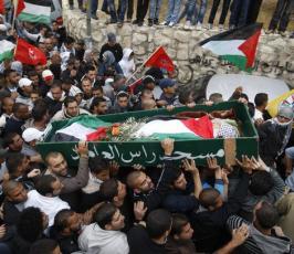 بالصور: تشييع أول شهيد فلسطيني في « الانتفاضة الثالثة » بالقدس 