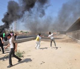بالصور: عدسة فلسطين اليوم شهدت الإشتباكات على معبر بيت حانون