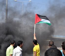 بالصور: عدسة فلسطين اليوم شهدت الإشتباكات على معبر بيت حانون