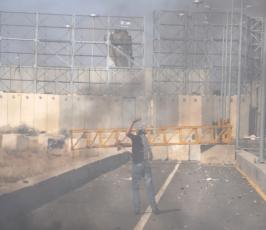 بالصور: عدسة فلسطين اليوم شهدت الإشتباكات على معبر بيت حانون