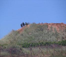حزب الله رفع مجسماً رمزيا تخليدا للشهداء الستة الذين قضوا برصاص الجيش الصهيوني خلال مسيرة العودة