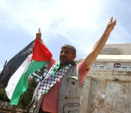 بالصور: وقفة تضامنية إحتجاجاً ورفضاً لخطاب نتنياهو وتأكيد على المصالحة بساحة الجندى المجهول