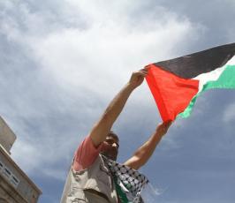 بالصور: وقفة تضامنية إحتجاجاً ورفضاً لخطاب نتنياهو وتأكيد على المصالحة بساحة الجندى المجهول