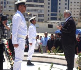 بالصور:: هنية يفتتح منصب تذكاري لشهداء أسطول الحرية في ميناء غزة