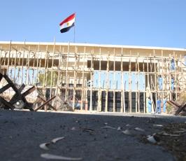 بالصور ..الجانب المصري يغلق معبر رفح بالأخشاب 