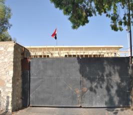 بالصور ..الجانب المصري يغلق معبر رفح بالأخشاب 