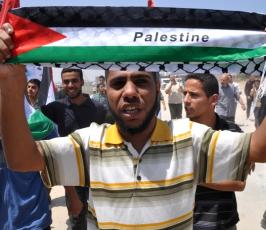 بالصور: مسيرات غضب بيوم النكسة على معبر بيت حانون