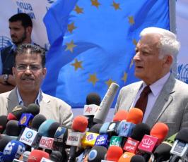 بالصور: رئيس البرلمان الأوروبي جيرزي بوزيك بزيارة له بغزة