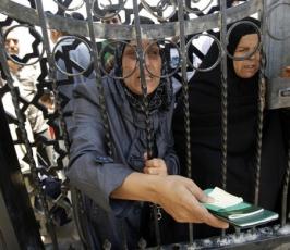بالصور: مسيرة حاشدة أمام معبر رفح للتنديد بإغلاق المعبر وفتحه بشكل دائم