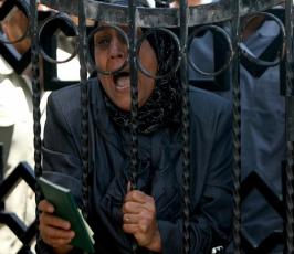 بالصور: مسيرة حاشدة أمام معبر رفح للتنديد بإغلاق المعبر وفتحه بشكل دائم