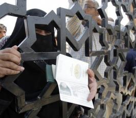 بالصور: مسيرة حاشدة أمام معبر رفح للتنديد بإغلاق المعبر وفتحه بشكل دائم