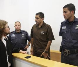 بالصور : المهندس ضرار أبو سيسي خلال انتظاره في قاعة المحكمة العسكرية الإسرائيلية