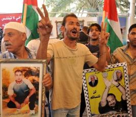 بالصور: الإعتصام الإسبوعى لأهالى الأسرى بالسجون الصهيونية