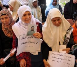 بالصور: الإعتصام الإسبوعى لأهالى الأسرى بالسجون الصهيونية