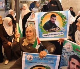 بالصور: الإعتصام الإسبوعى لأهالى الأسرى بالسجون الصهيونية