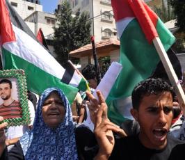 بالصور: الإعتصام الإسبوعى لأهالى الأسرى بالسجون الصهيونية