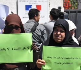 بالصور: فلسطينيات في غزة يتظاهرن غضبا ضد قانون منع الحجاب في فرنسا