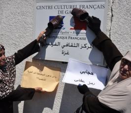 بالصور: فلسطينيات في غزة يتظاهرن غضبا ضد قانون منع الحجاب في فرنسا