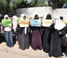بالصور: فلسطينيات في غزة يتظاهرن غضبا ضد قانون منع الحجاب في فرنسا