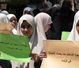 بالصور: فلسطينيات في غزة يتظاهرن غضبا ضد قانون منع الحجاب في فرنسا