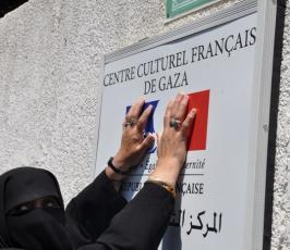 بالصور: فلسطينيات في غزة يتظاهرن غضبا ضد قانون منع الحجاب في فرنسا