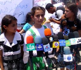 بالصور.. أطفال غزة يطالبون طنطاوي بتطبيق التسهيلات على معبر رفح