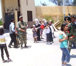 بالصور.. أطفال غزة يطالبون طنطاوي بتطبيق التسهيلات على معبر رفح