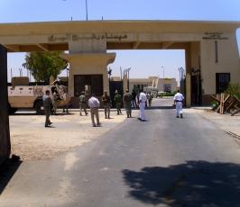 بالصور.. أطفال غزة يطالبون طنطاوي بتطبيق التسهيلات على معبر رفح
