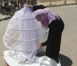 تقرير مصور : عروس تلقي بدلة زفافها وسط معبر رفح