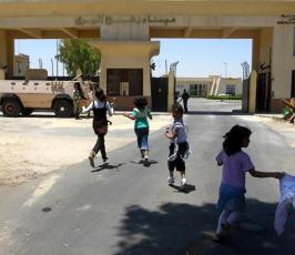 بالصور.. أطفال غزة يطالبون طنطاوي بتطبيق التسهيلات على معبر رفح