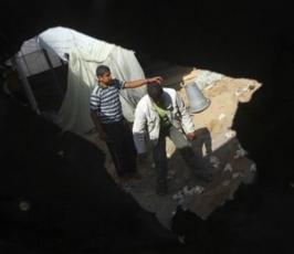 بالصور.. قصف صهيوني يستهدف مزرعة دواجن وسط قطاع غزة