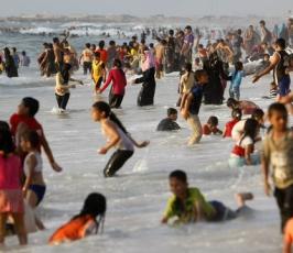 بالصور: الغزيون يرفهون عن أنفسهم على بحر غزة