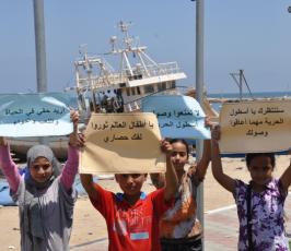بالصور:أطفال غزة يتضامنون مع أسطول الحرية 2