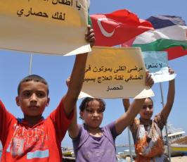بالصور:أطفال غزة يتضامنون مع أسطول الحرية 2